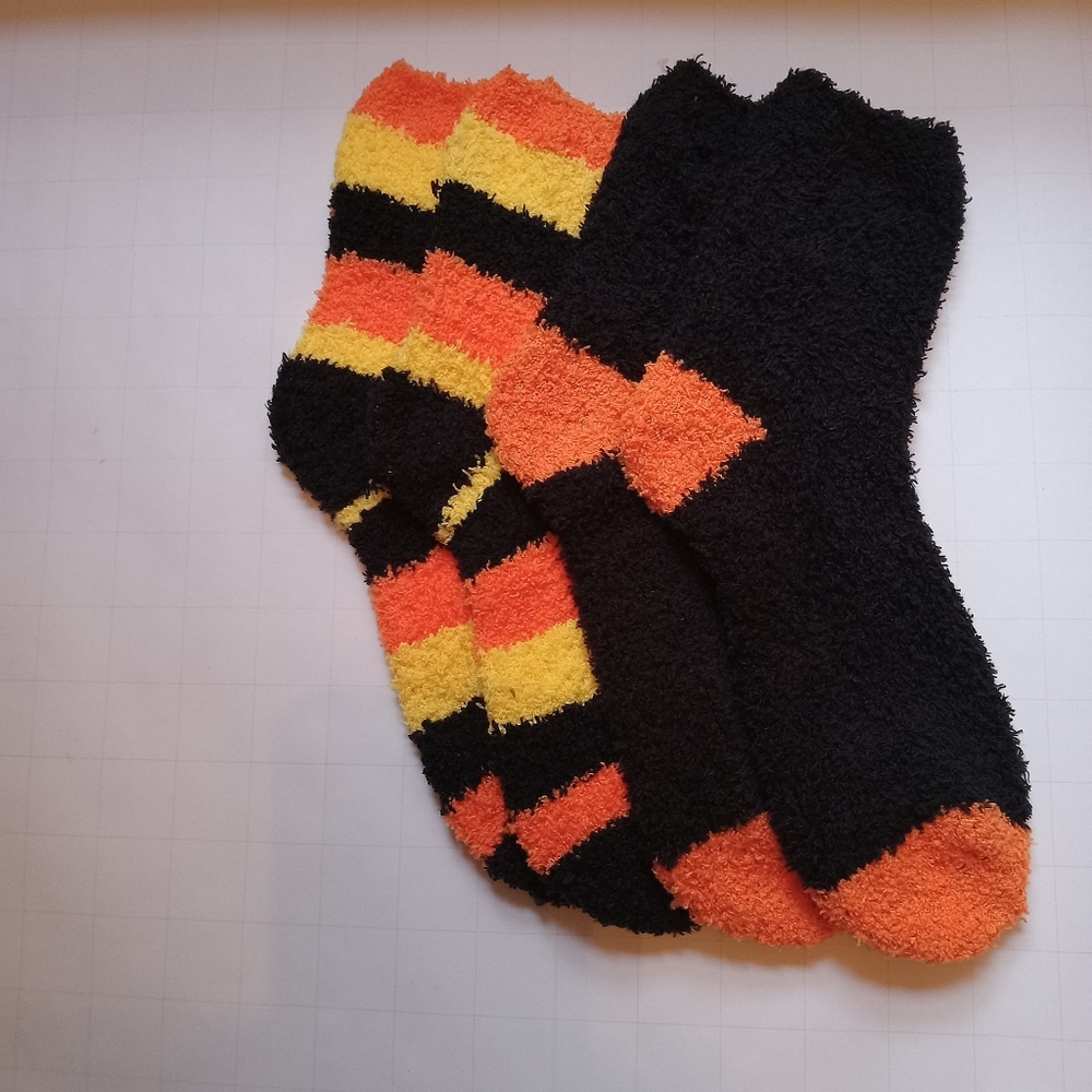 NEW.  2 PAIRS OF FUZZY SLEEP SOCKS.
